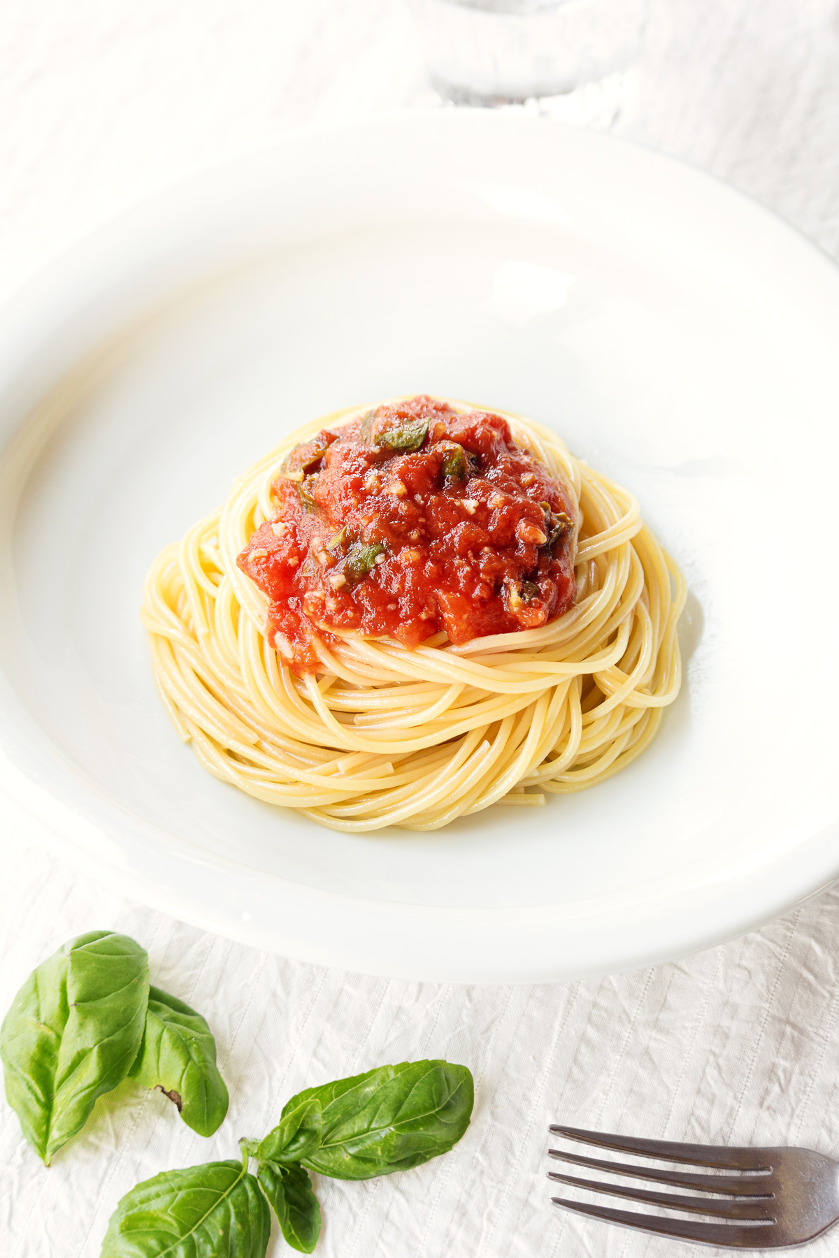 色鮮やかなソースがかかったさっぱりトマトとバジルのヴィーガン「ずぼら」パスタ