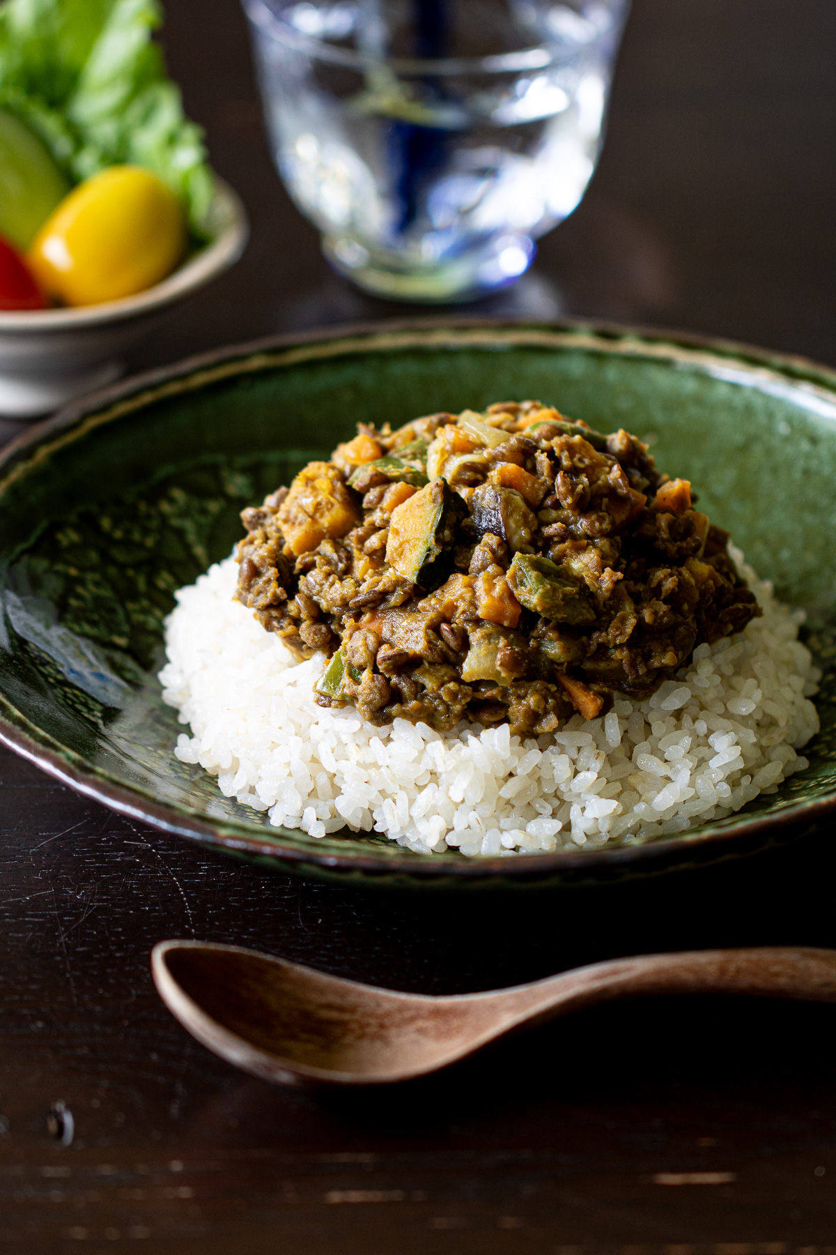 食卓に並べられた、旬の野菜をたっぷり使った、彩鮮やかな食欲そそるヴィーガンドライカレー