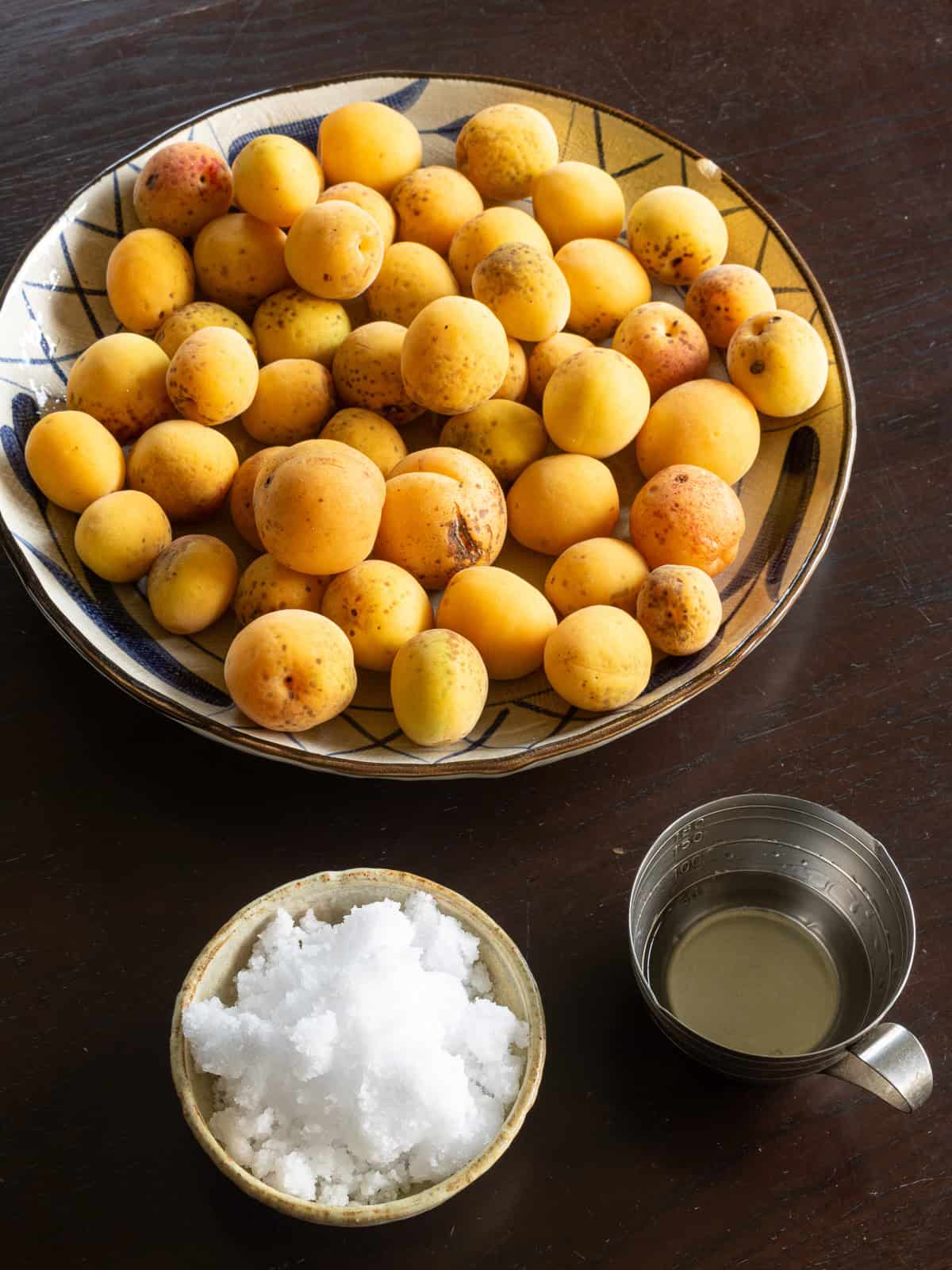 手作り減塩梅干しの材料：完熟梅、塩、ホワイトリカー