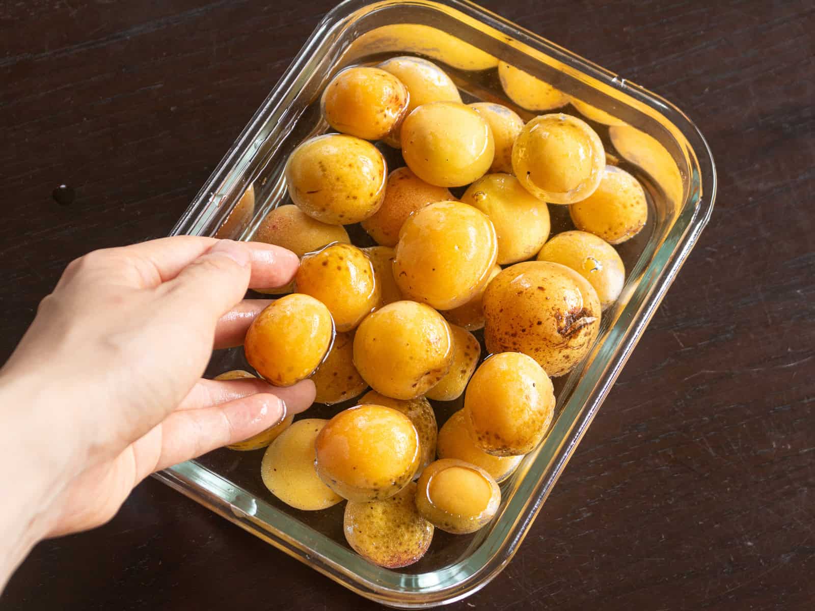 たっぷりの水で洗った完熟梅