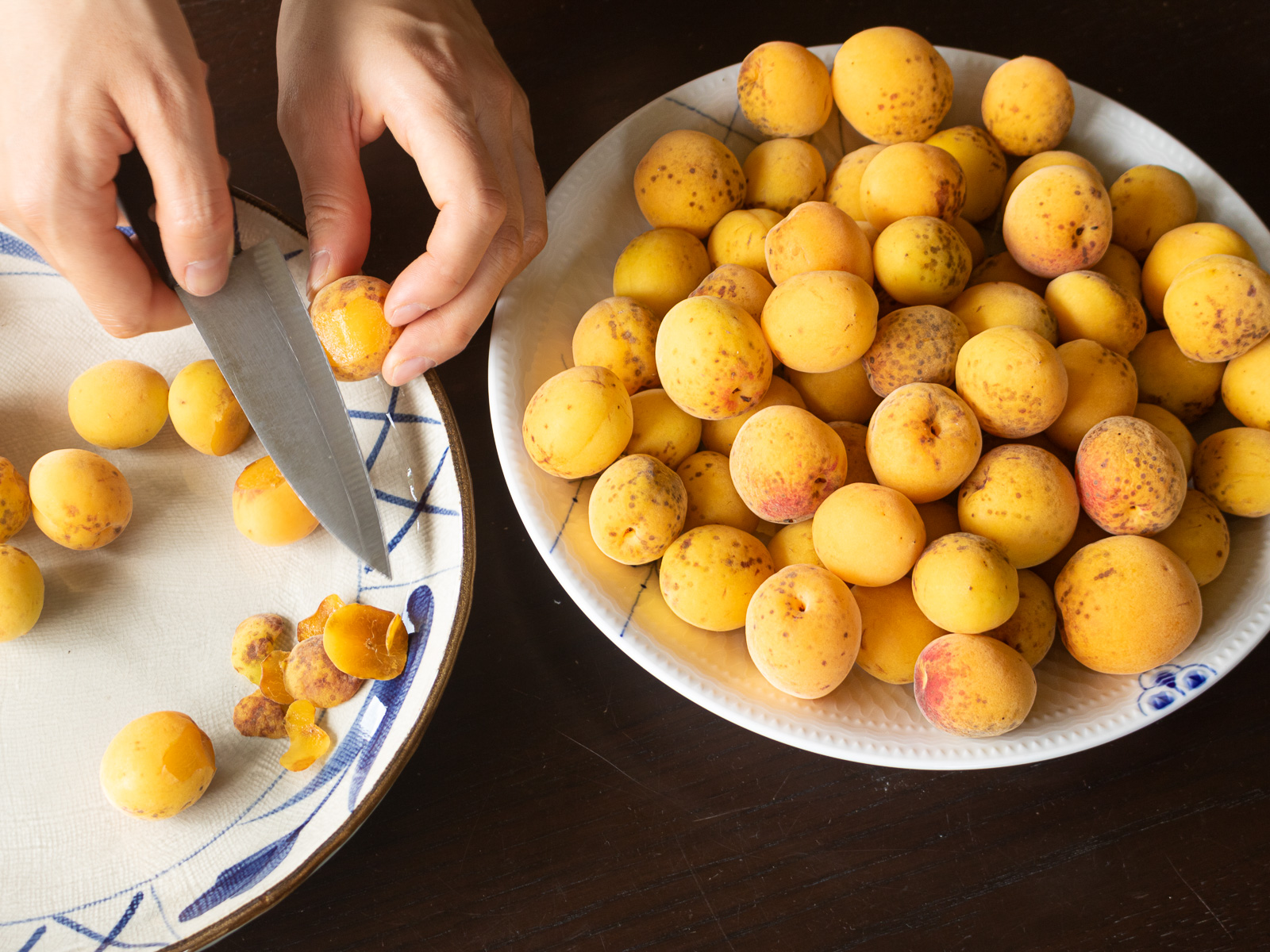 包丁で傷んだ部分を削いだ完熟梅。同時にヘタもとる。