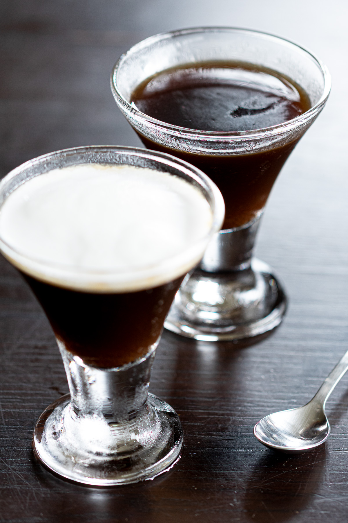 二つのグラスに入った寒天コーヒーゼリー。手前はココナッツクリームがのったもの。