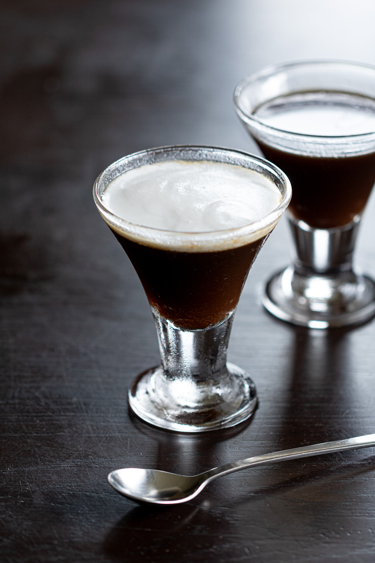 ガラスの器に入ったコーヒーゼリーにココナッツクリームを添えて