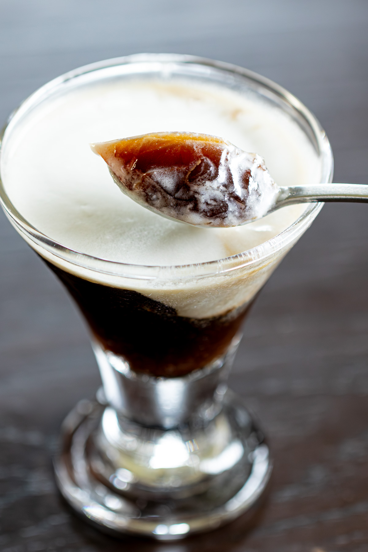 しっかり固めの寒天コーヒーゼリーをスプーンですくっているところ