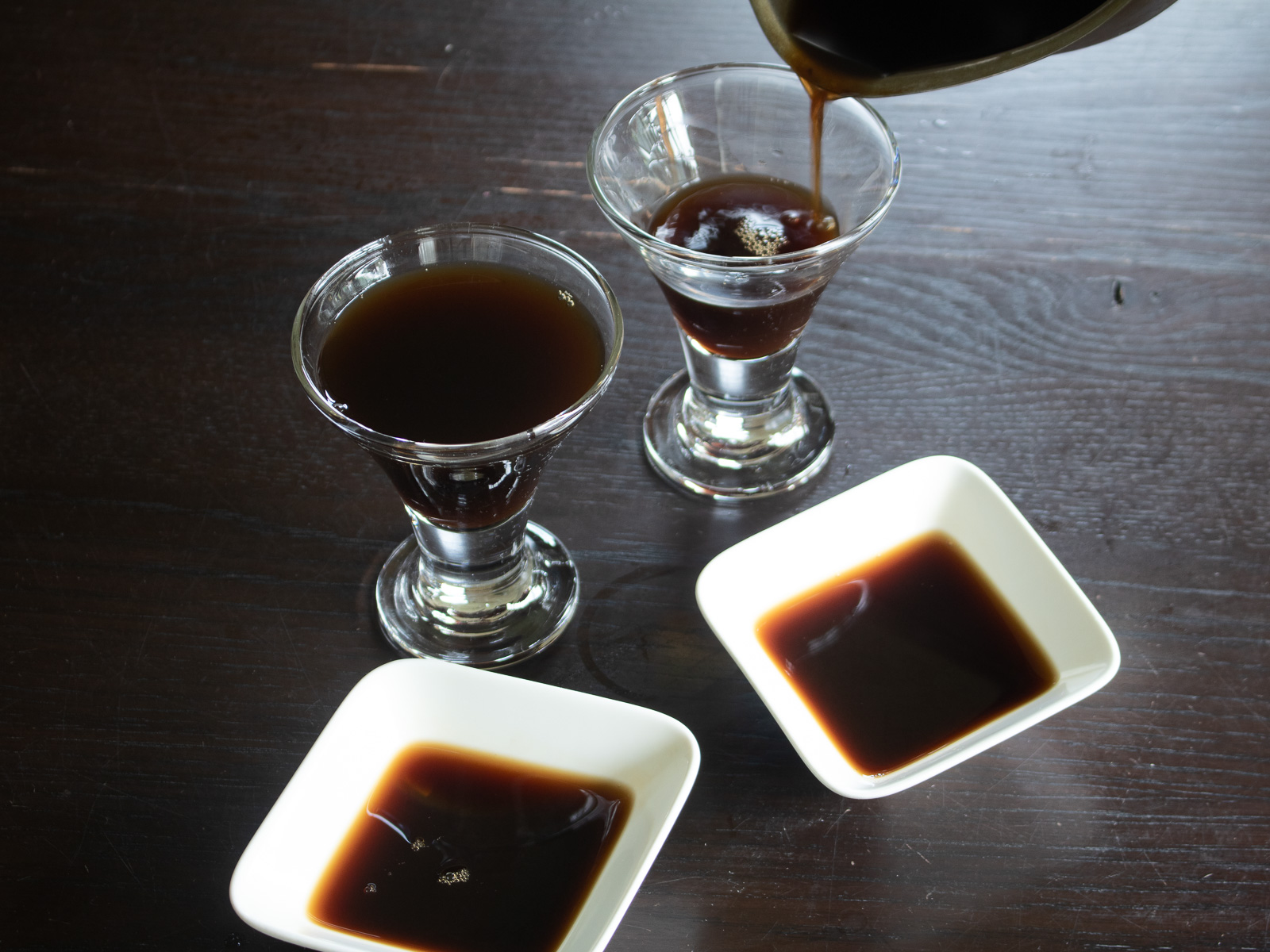 出来上がった寒天液を器に流し込んでいるところ