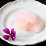 青から紫へ色が変化する過程を楽しむ、コモンマロウの寒天ゼリー