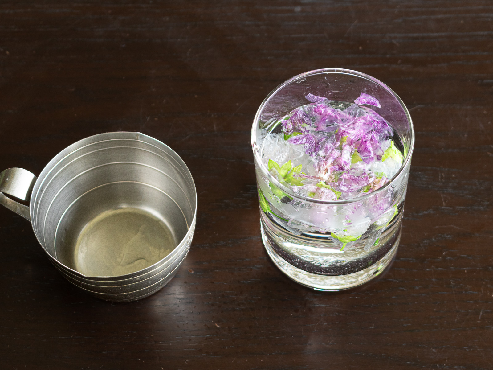 グラスや小鍋に熱湯を入れ、コモンマロウの花を加える。やさしい青色になるまで置く。