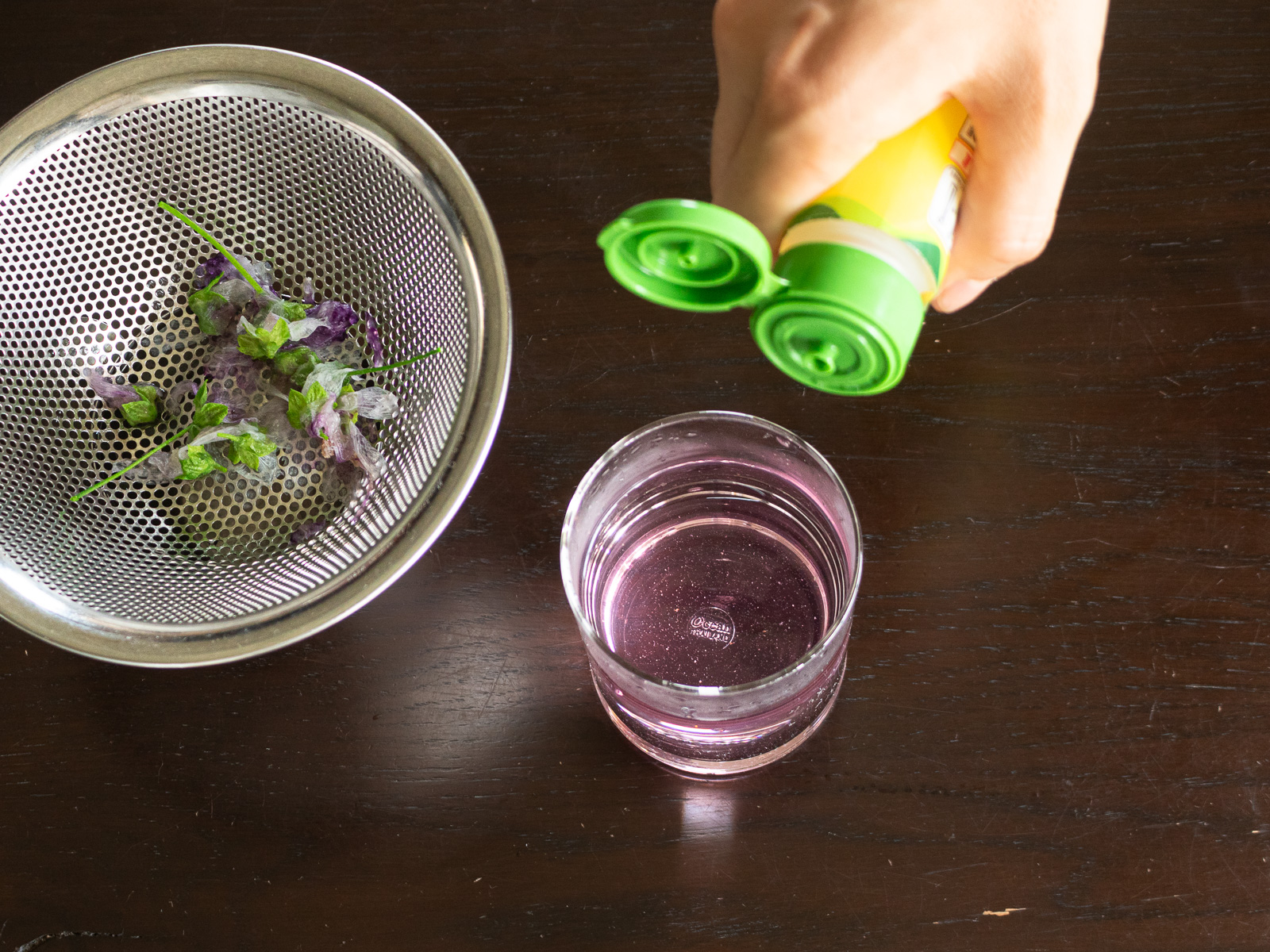 抽出液から花を取り除き、レモン汁を加えて青からピンクに変化した抽出液。