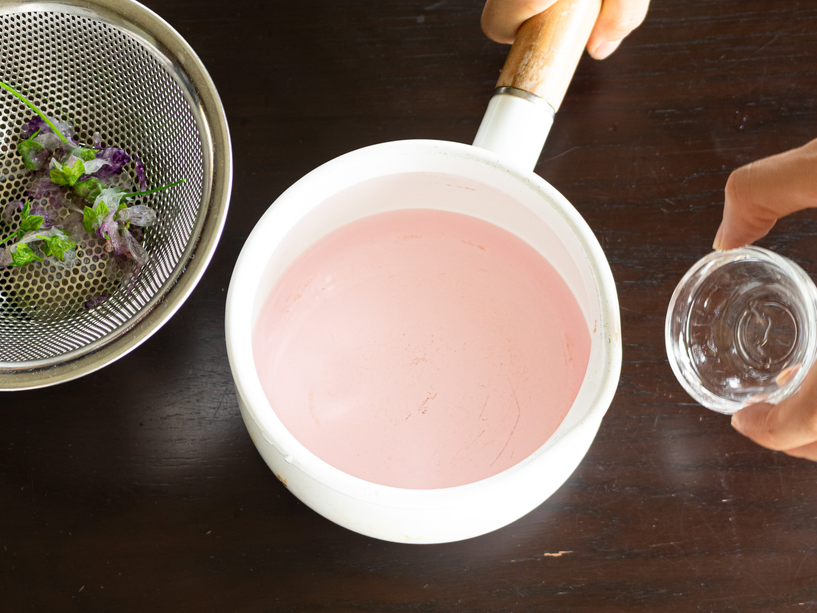鍋に移し替えた抽出液に粉寒天を混ぜ火にかけて、寒天液を作る。