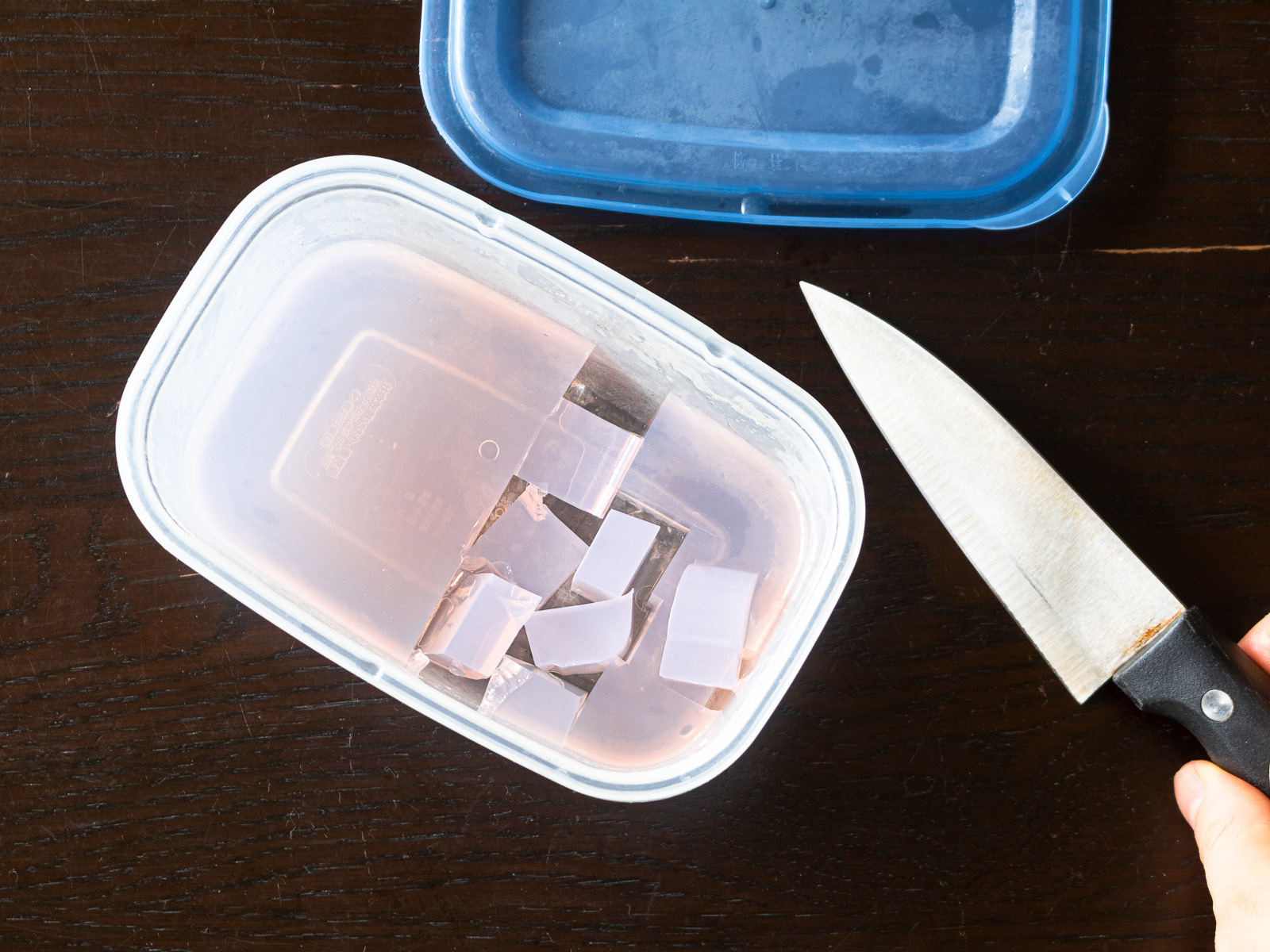 型に流し入れた寒天液を冷蔵庫でしっかり固めて、食べやすい大きさに切って使用する。