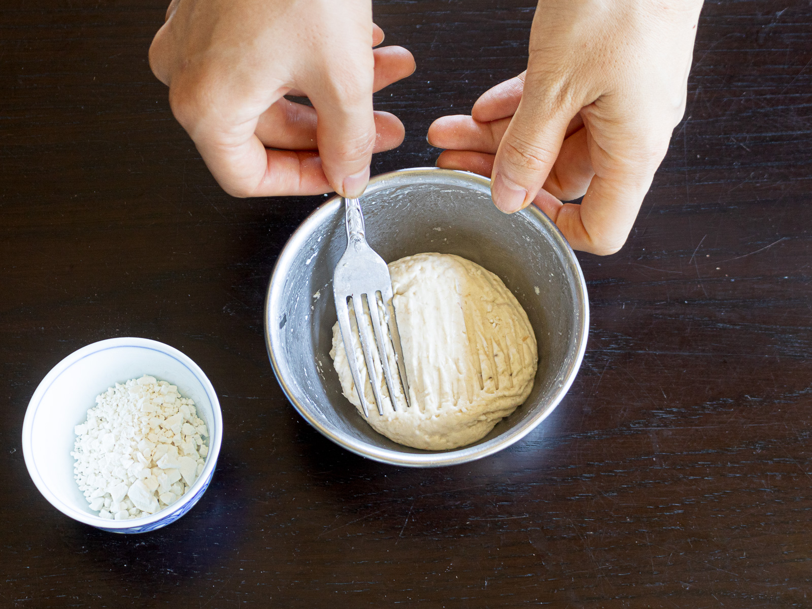 Adding more shiratamako to adjust dough to earlobe softness for tender shiratama.