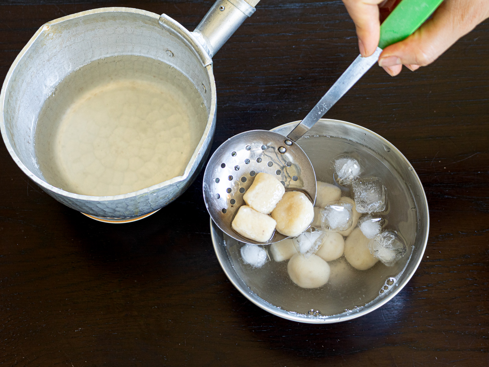 Boiling vegan banana shiratama dumplings until they float to the surface, removed and cool in cold water