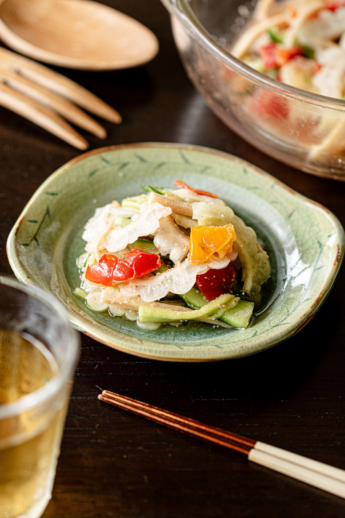 シャキシャキのゴーヤときゅうりを梅酢で和えた和風ソムタム風サラダ、夏の副菜にぴったり