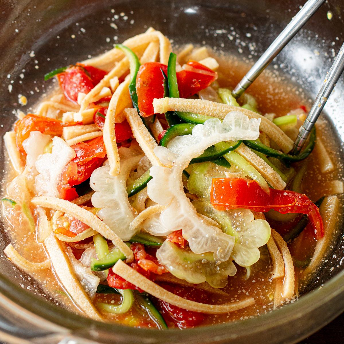 ゴーヤーときゅうりの梅酢ソムタム風サラダ。夏にさっぱりヴィーガンレシピ