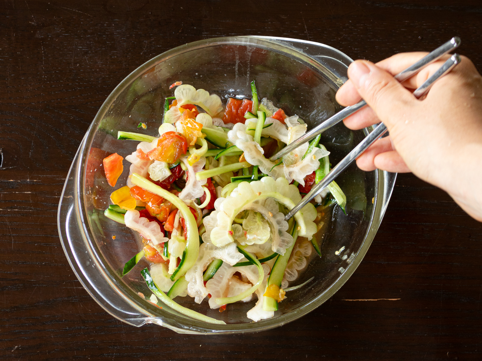 梅酢ソムタムのタレにスライスした野菜を加えてよく混ぜ、味をなじませる