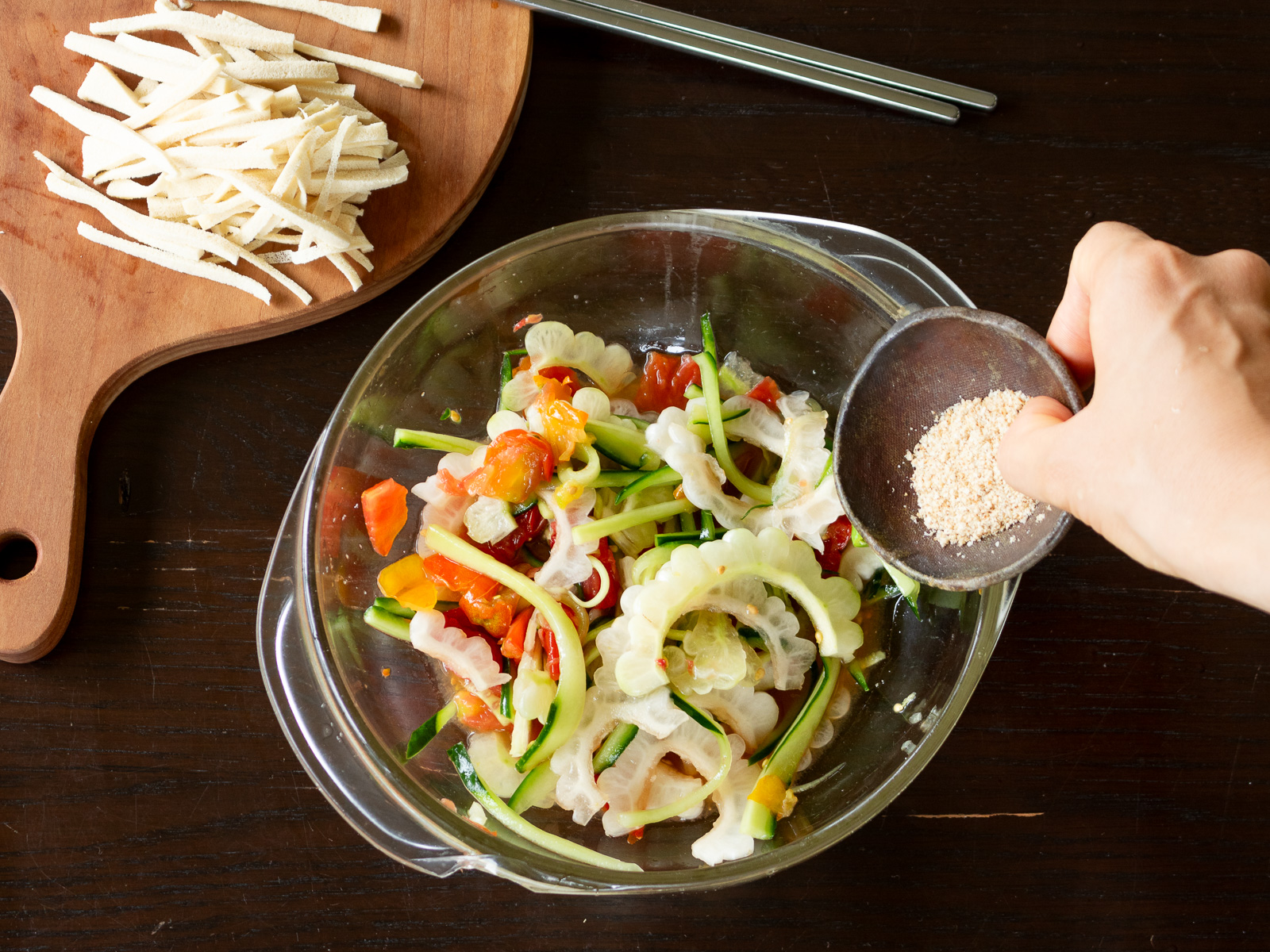 最後にすりごまと高野豆腐を加え、よく混ぜたら完成