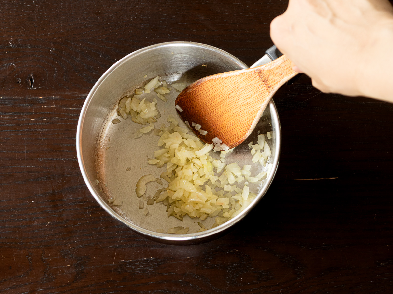 鍋でしんなりするまでオリーブオイルで炒めた玉ねぎ