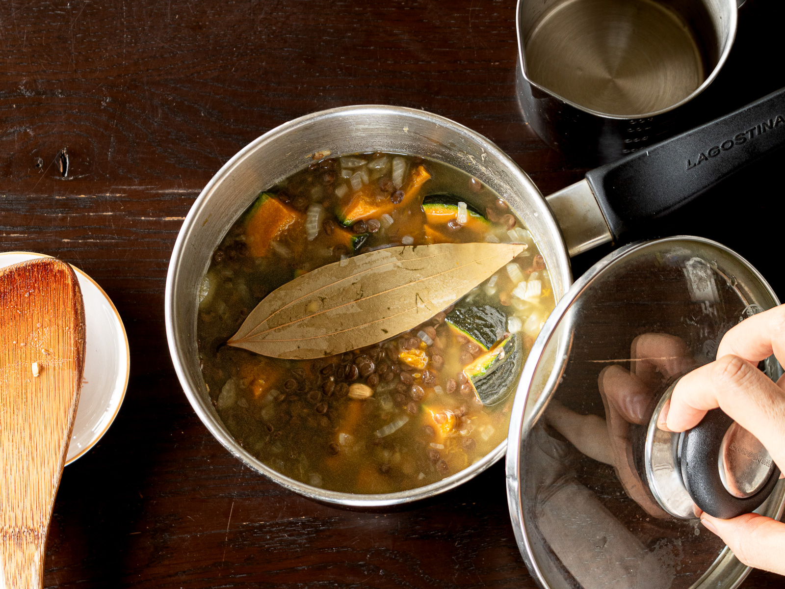水とローリエ、カルダモンポッドを加えて蓋をして煮たココナッツカレー