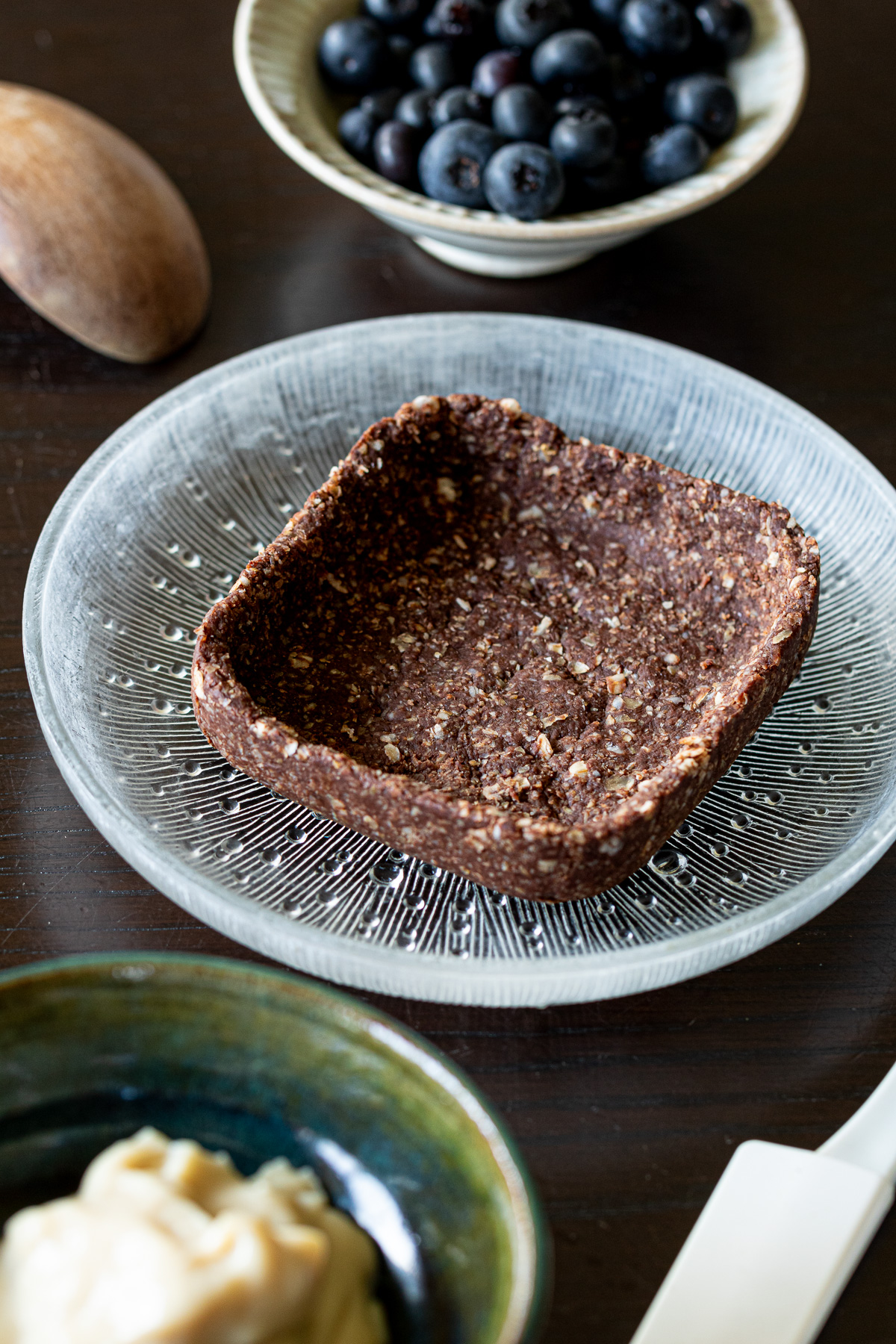 ブルーベリーのヴィーガンタルトを作る前の焼かないオートミールタルト生地