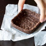 焼かないオートミールタルト生地、ココア風味。