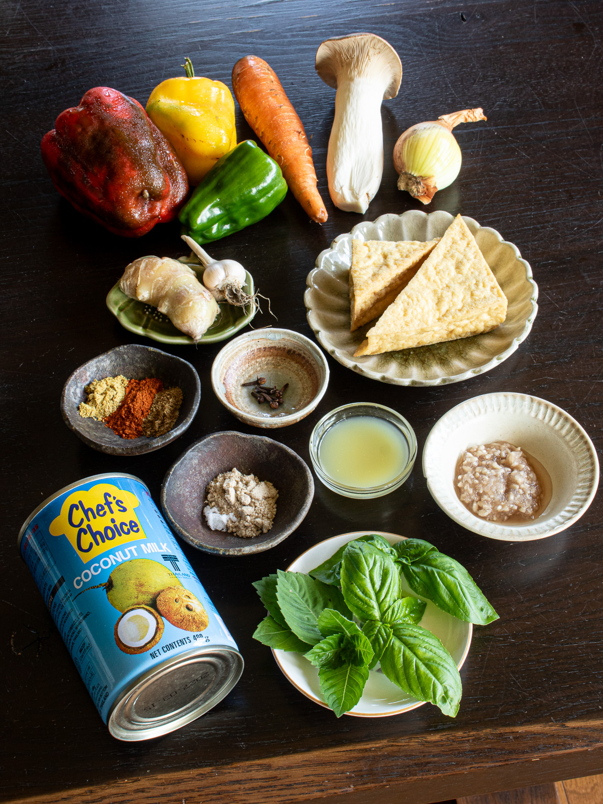 テーブルに並べられたヴィーガンレッドカレーの材料