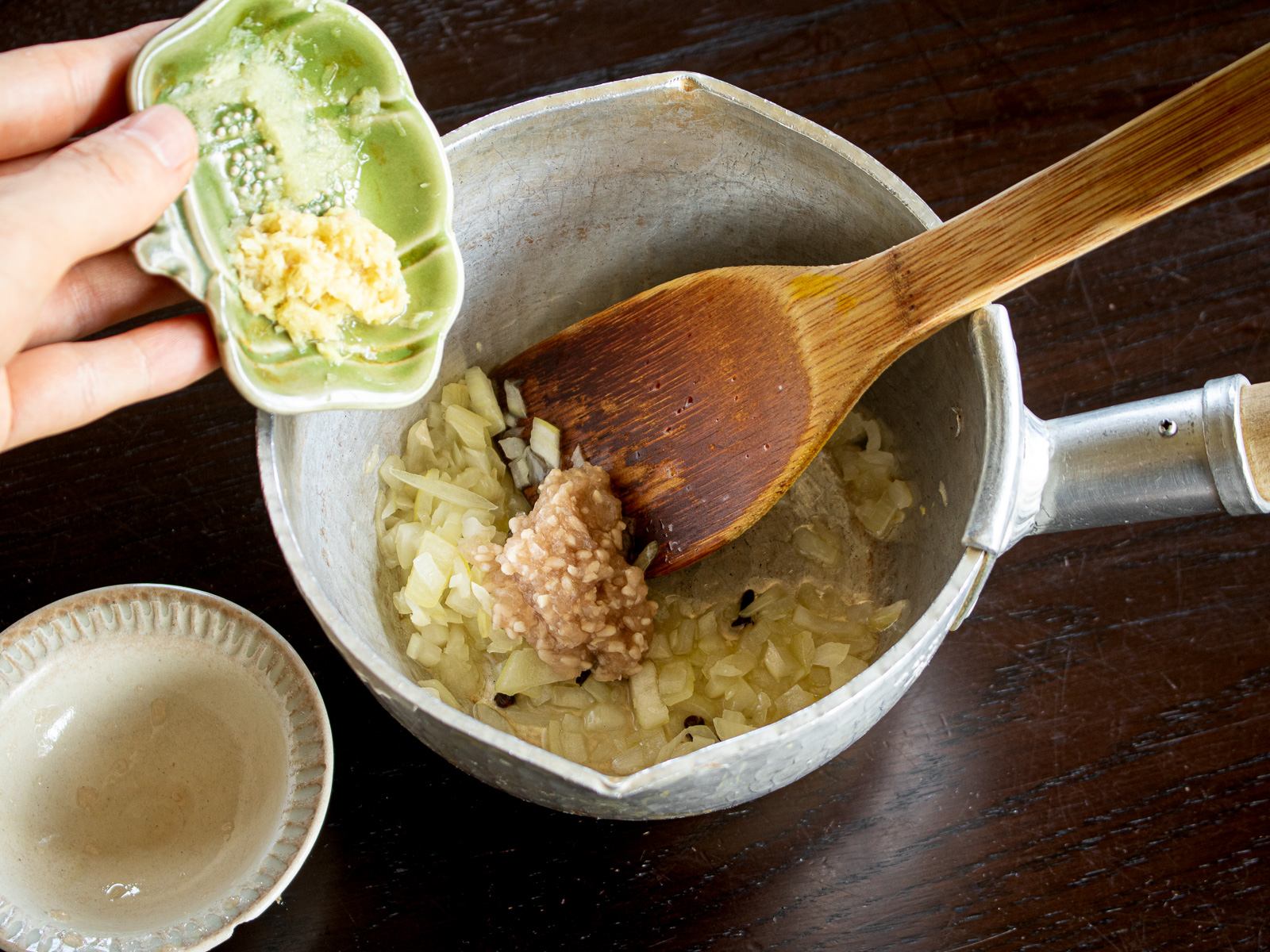玉ねぎ麹とすりおろし生姜・にんにくを加えて炒めている途中。
