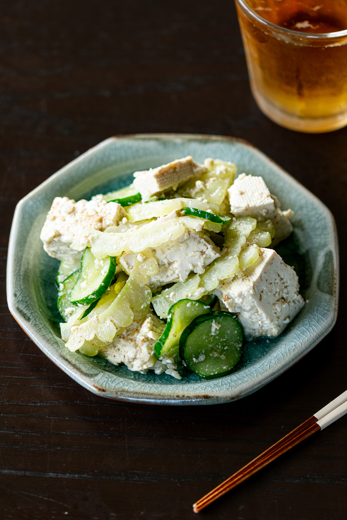 豆腐と野菜だけで作る、塩麹で味つけしたヴィーガン・ゴーヤチャンプルー。夏のおかず