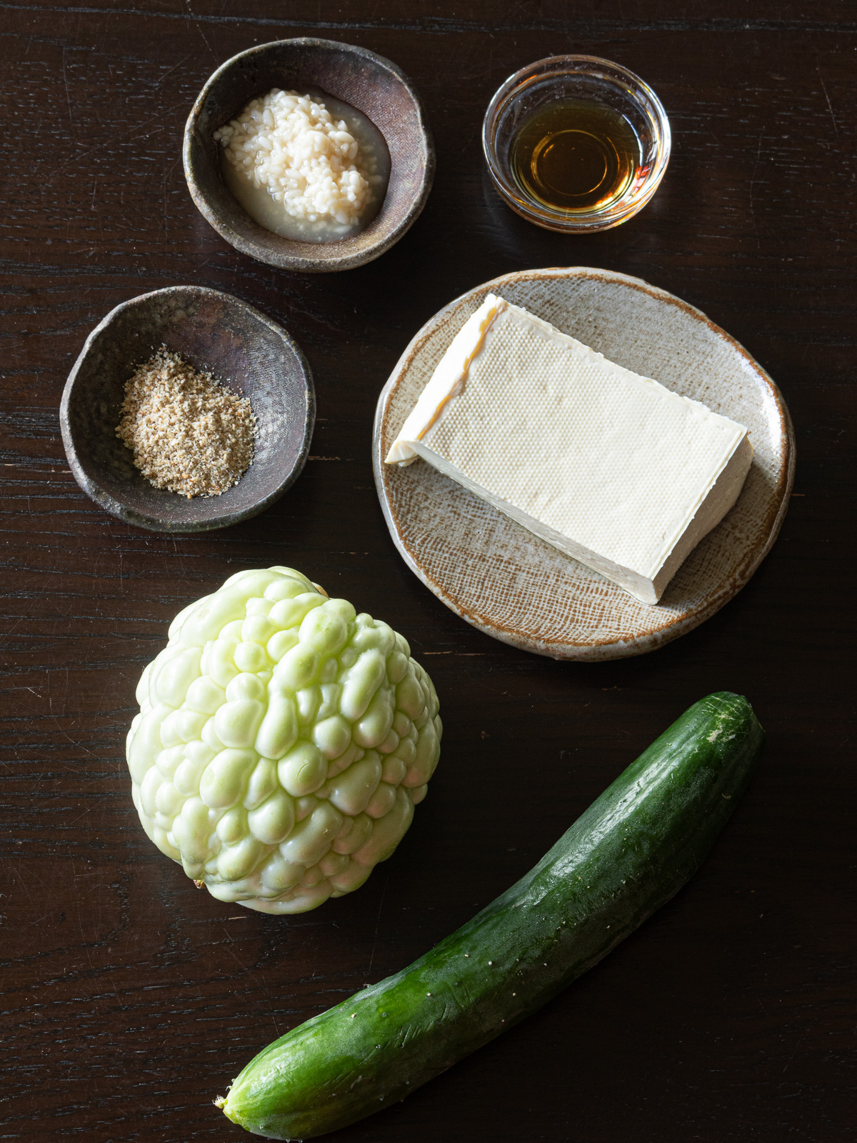 塩麹で味付けするゴーヤチャンプルーの材料:木綿豆腐、ゴーヤー、きゅうり、すりごま、塩麹、ごま油