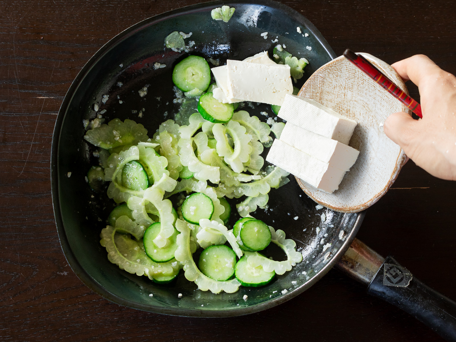 野菜がまだシャキっとした状態で、豆腐を加えて炒め合わせる。