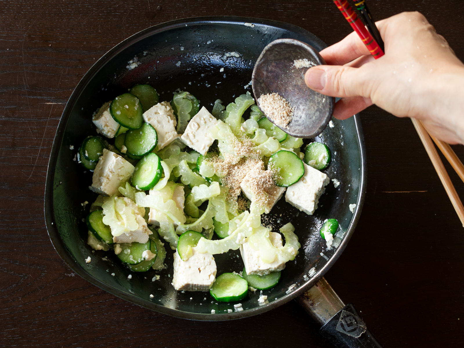 豆腐に火が通ったら、すりごまをふりかけてサッと混ぜ、完成。