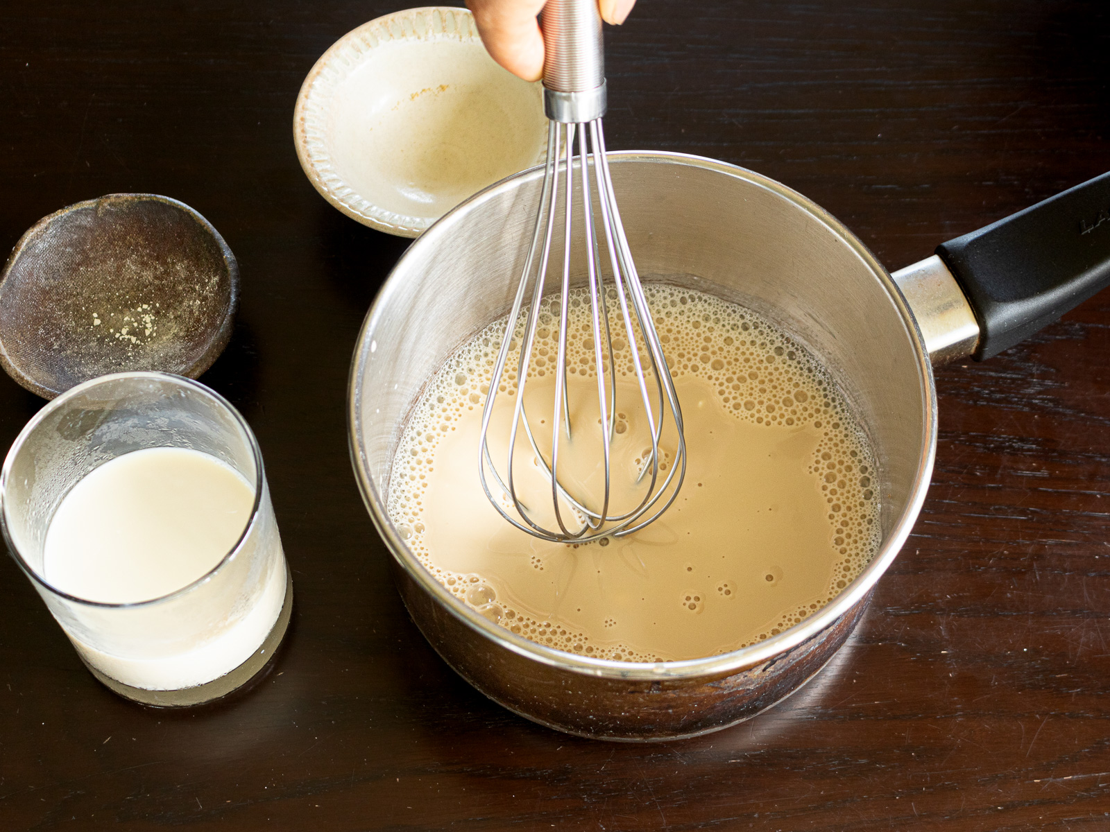 小鍋に葛粉と砂糖を入れ、豆乳の一部（約50ml）を少しずつ加えながら泡立て器でよく溶かす。