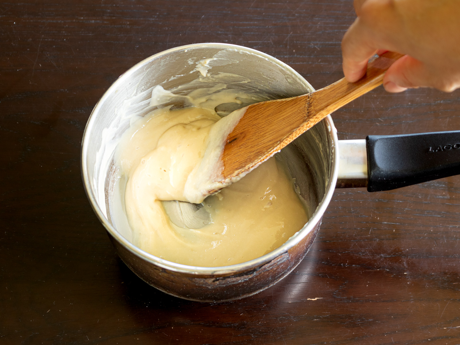 鍋を火にかけ、中弱火で木ベラを使ってゆっくり混ぜ続ける。とろみがつき始めたらすぐに弱火にし、混ぜながら透明感が出るまで加熱を続ける。