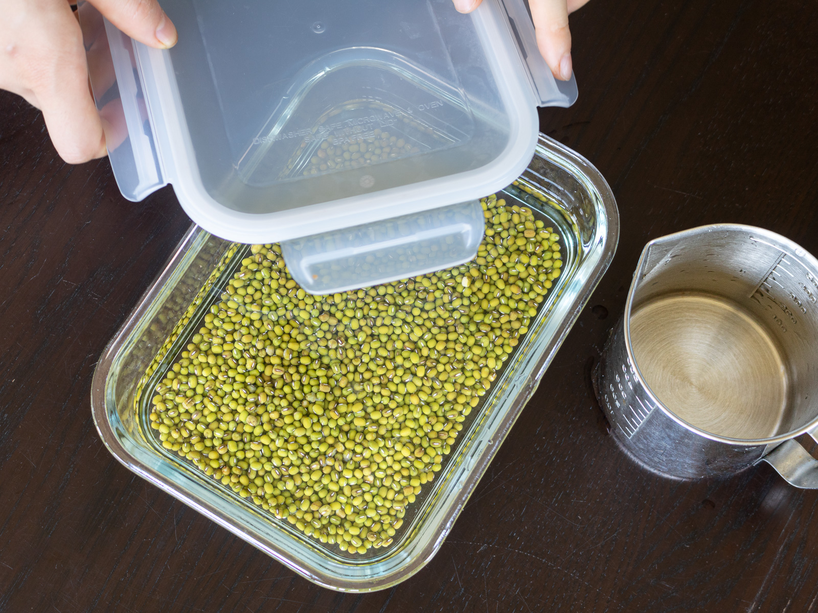 緑豆の茹で方｜保存容器に入れて水に浸した緑豆