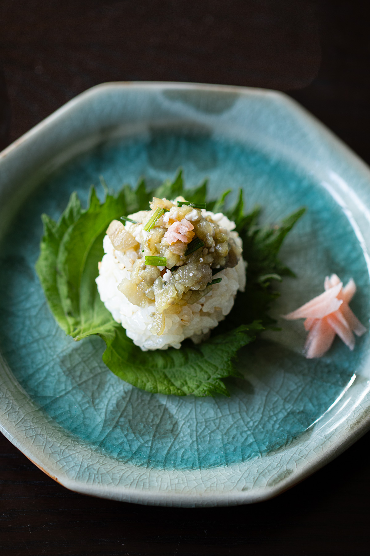 青紫蘇にのせたナスの塩麹たたきをトッピングしたヴィーガン手毬ずし。手作りの紅しょうがを添えて。