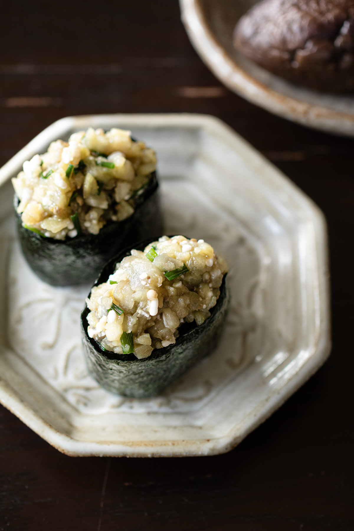 海苔で巻いたご飯の上にナスの塩麹たたきをたっぷりのせた軍艦寿司｜ナス寿司・野菜寿司レシピ