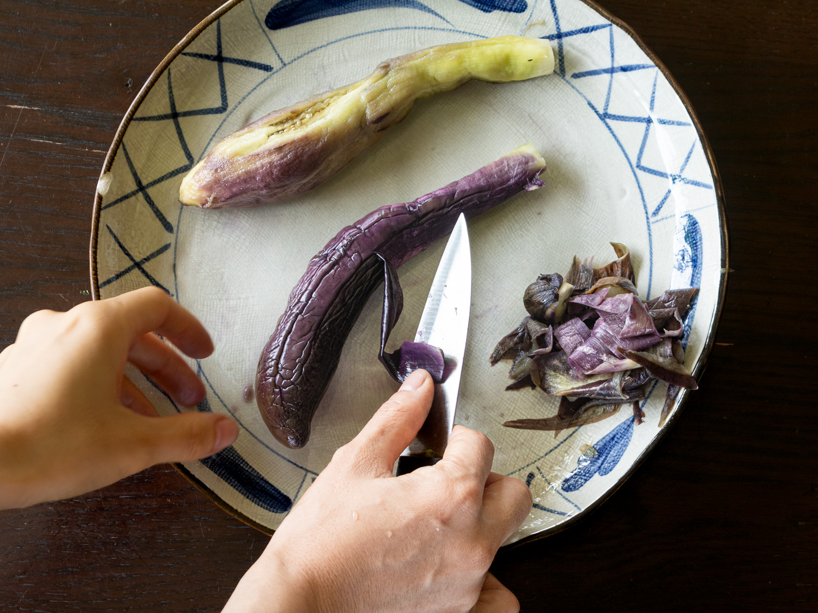 蒸したナスの皮を包丁でむいている手元写真｜野菜寿司の準備