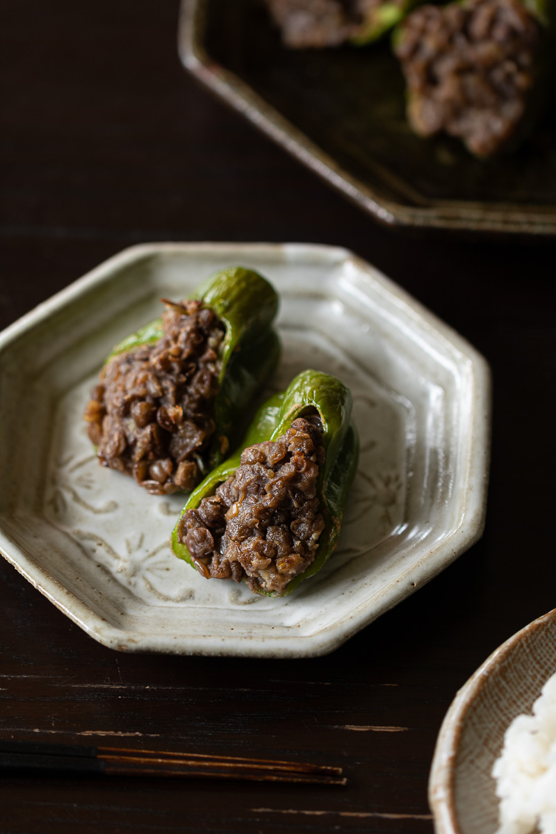 小皿に取り分けたヴィーガンピーマンの肉詰め風。しっかり味付けでタレいらず。