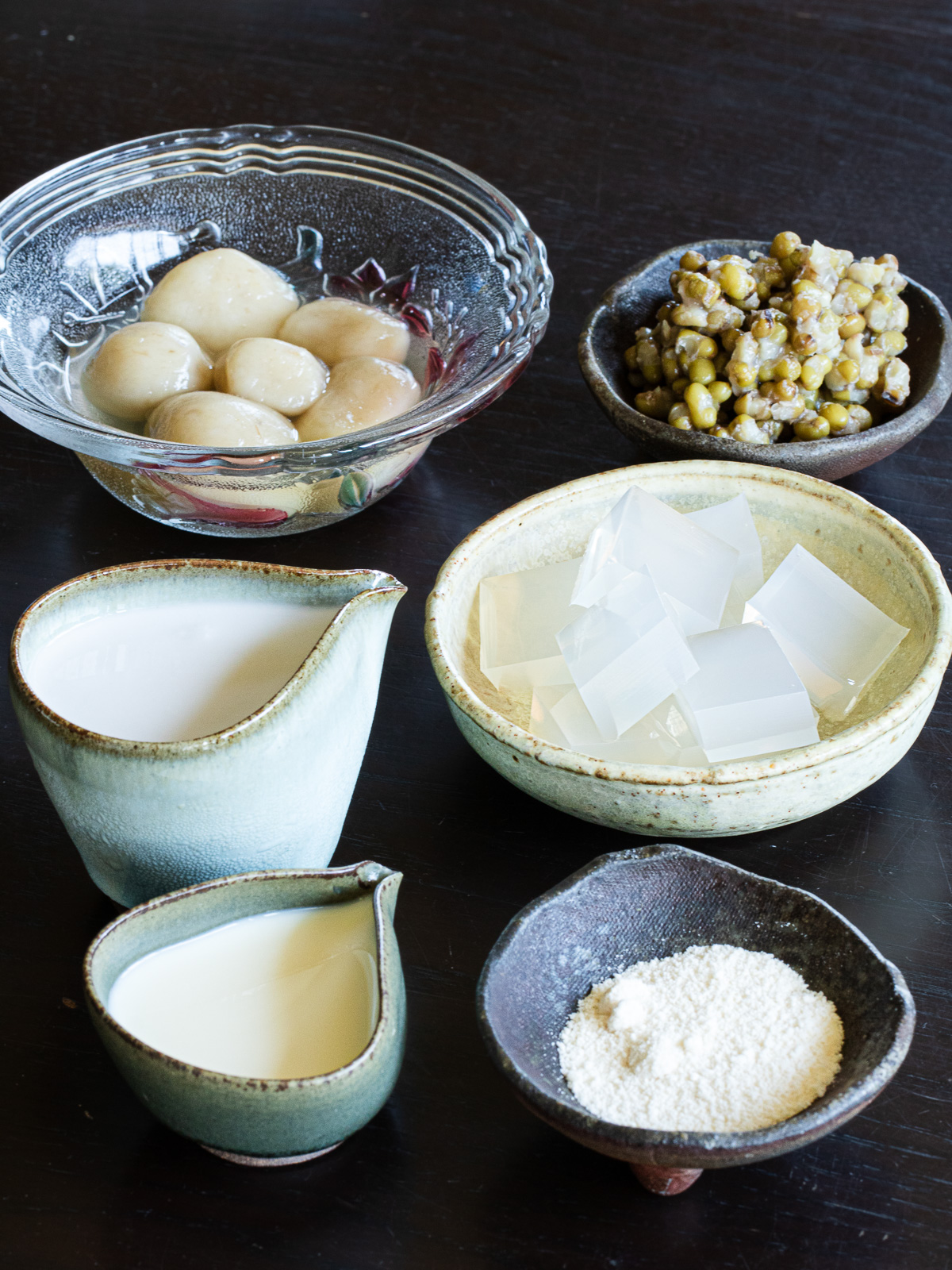 緑豆と寒天・バナナ白玉のココナッツミルクがけの材料：もちもちバナナ白玉、茹でた緑豆、寒天、ココナッツミルク、無調整豆乳、甜菜糖