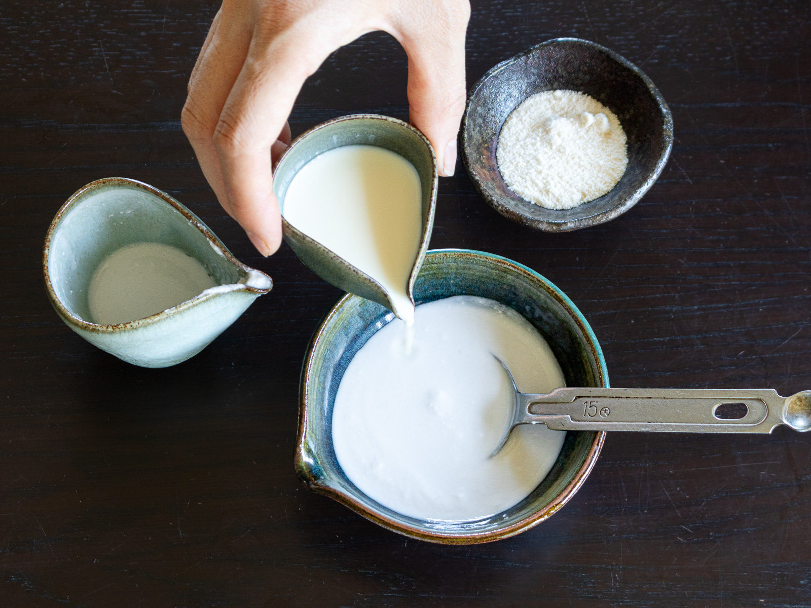 ソース作り｜ココナッツミルクと無調整豆乳を混ぜてココナッツミルクソースを作る。