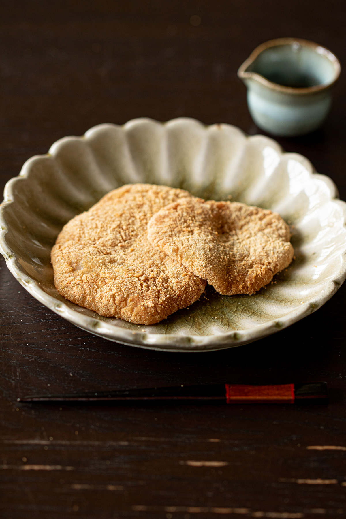 きな粉をまぶした完熟バナナもち。メープルシロップを添えて
