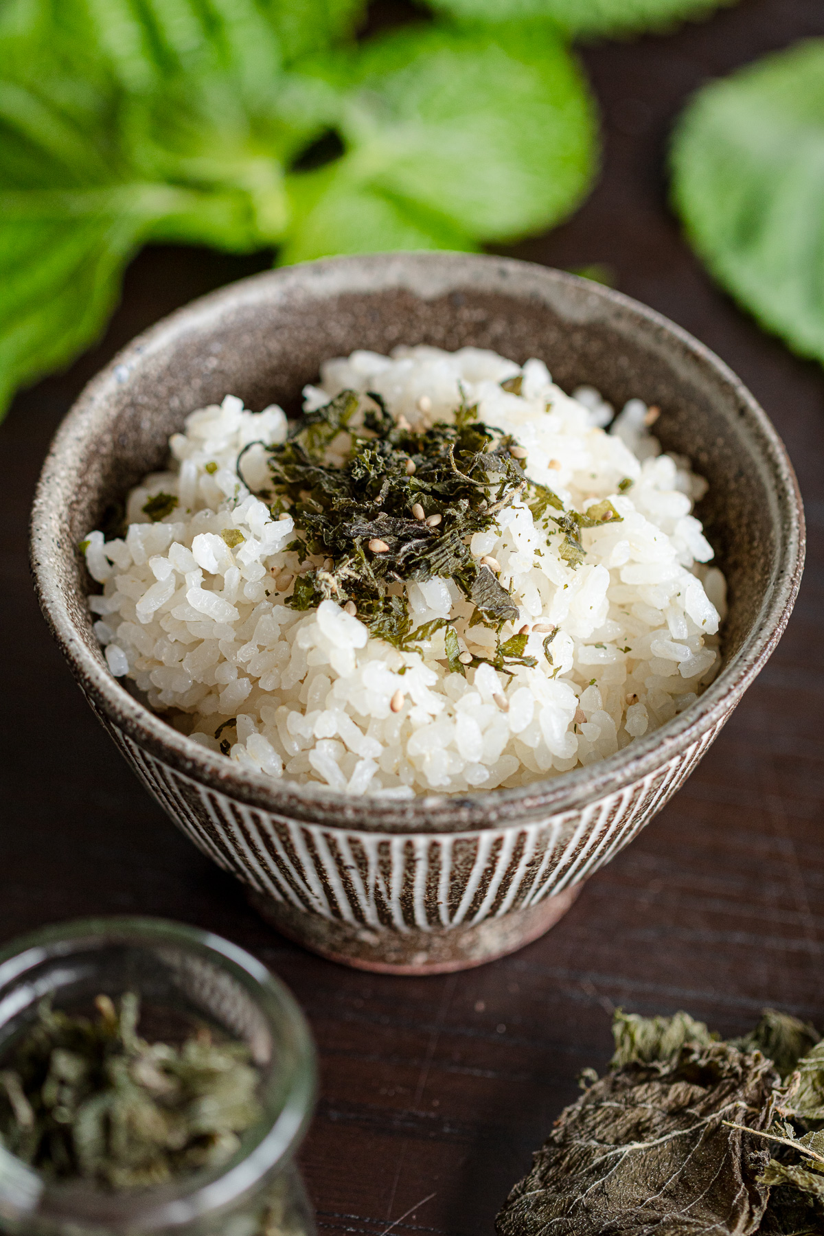 梅酢と炒りごまを使ったえごまふりかけをご飯にかけて
