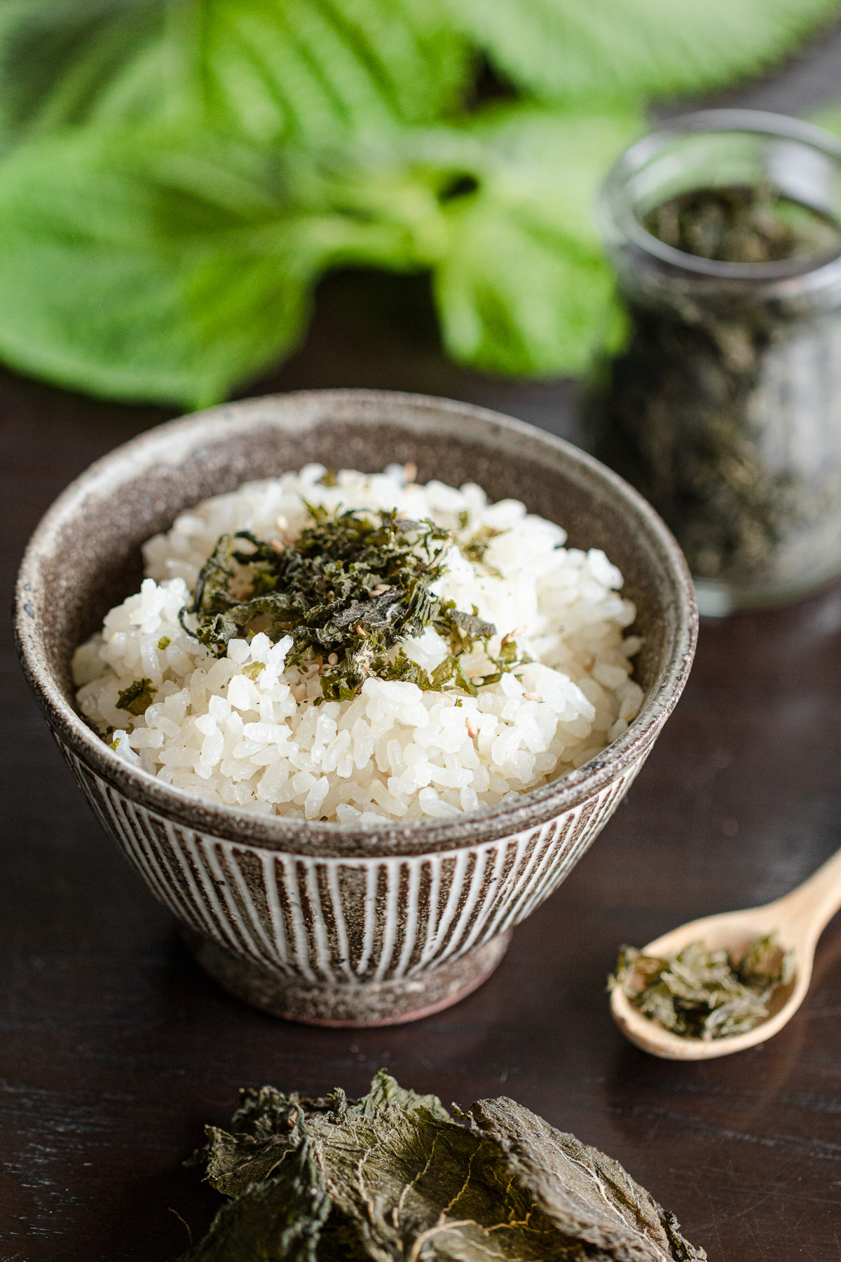 炊き立てのご飯にふりかけたえごまの葉のヴィーガンふりかけ