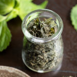 赤しそふりかけと同様の材料で作るえごまの葉のふりかけ。爽やかな香りごと瓶に詰めて