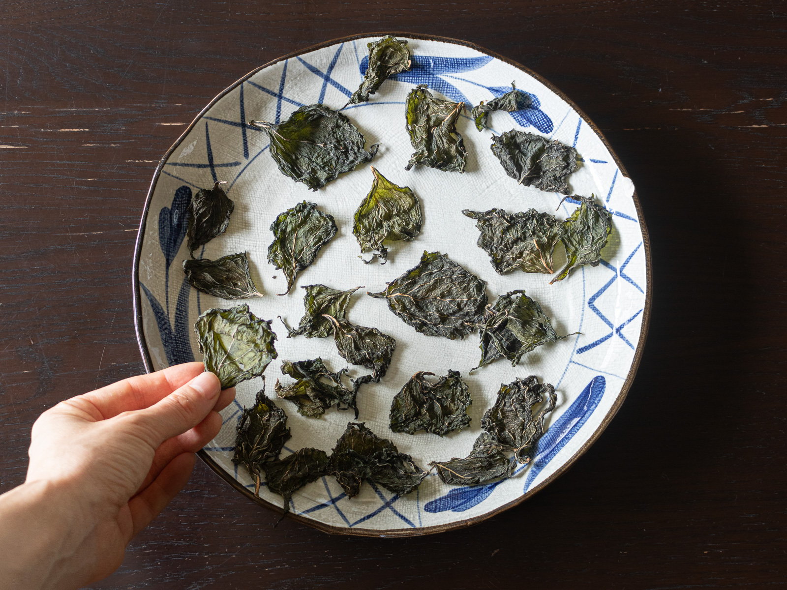 さらに重ならないように並べてパリパリになるまで天日干ししたえごまの葉