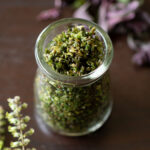 保存容器に入れた手作りヴィーガンシソの実塩漬け、季節の味を楽しむふりかけ