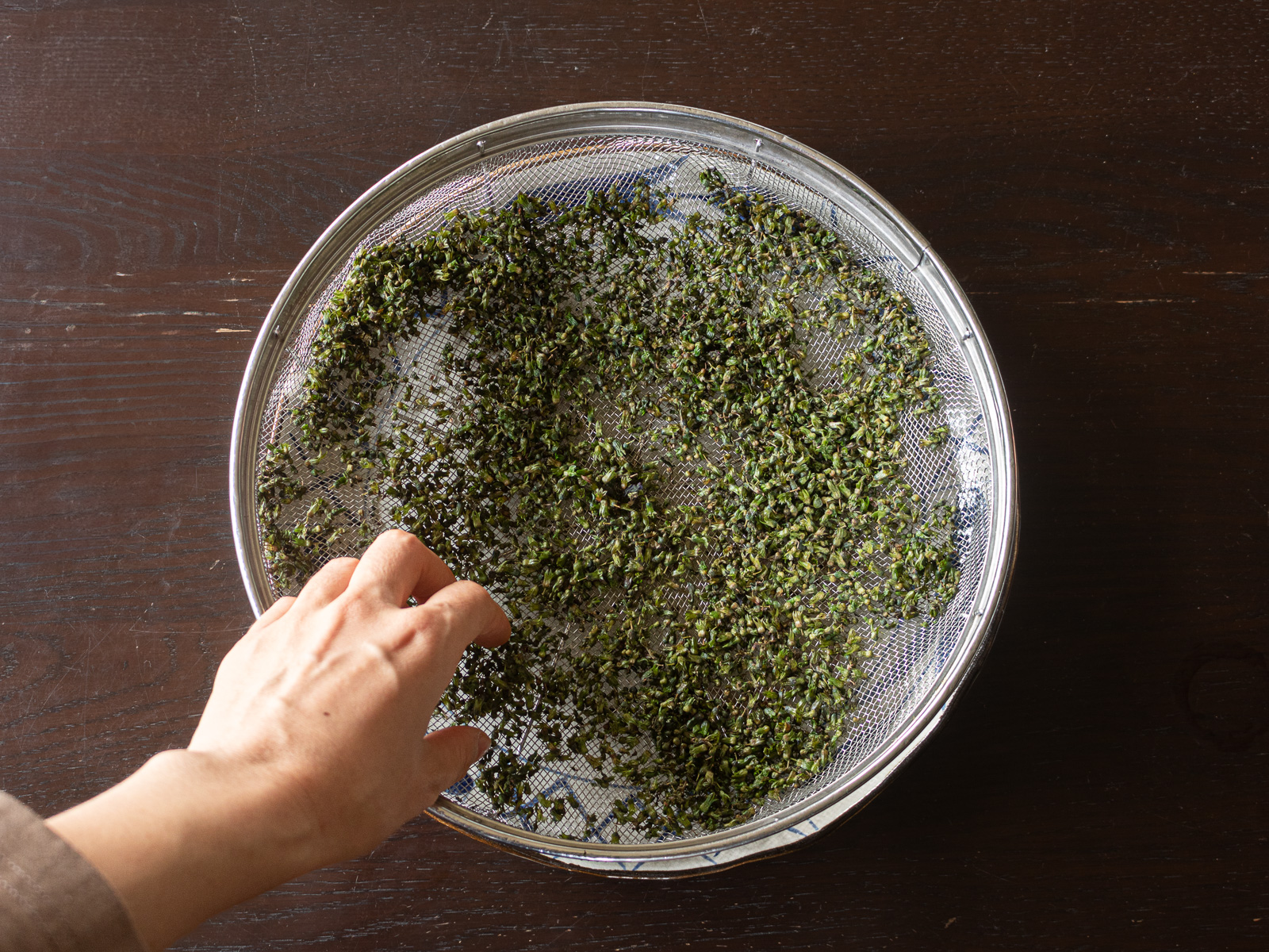 茹でたシソの実をザルで乾かす、プラントベースふりかけの作り方