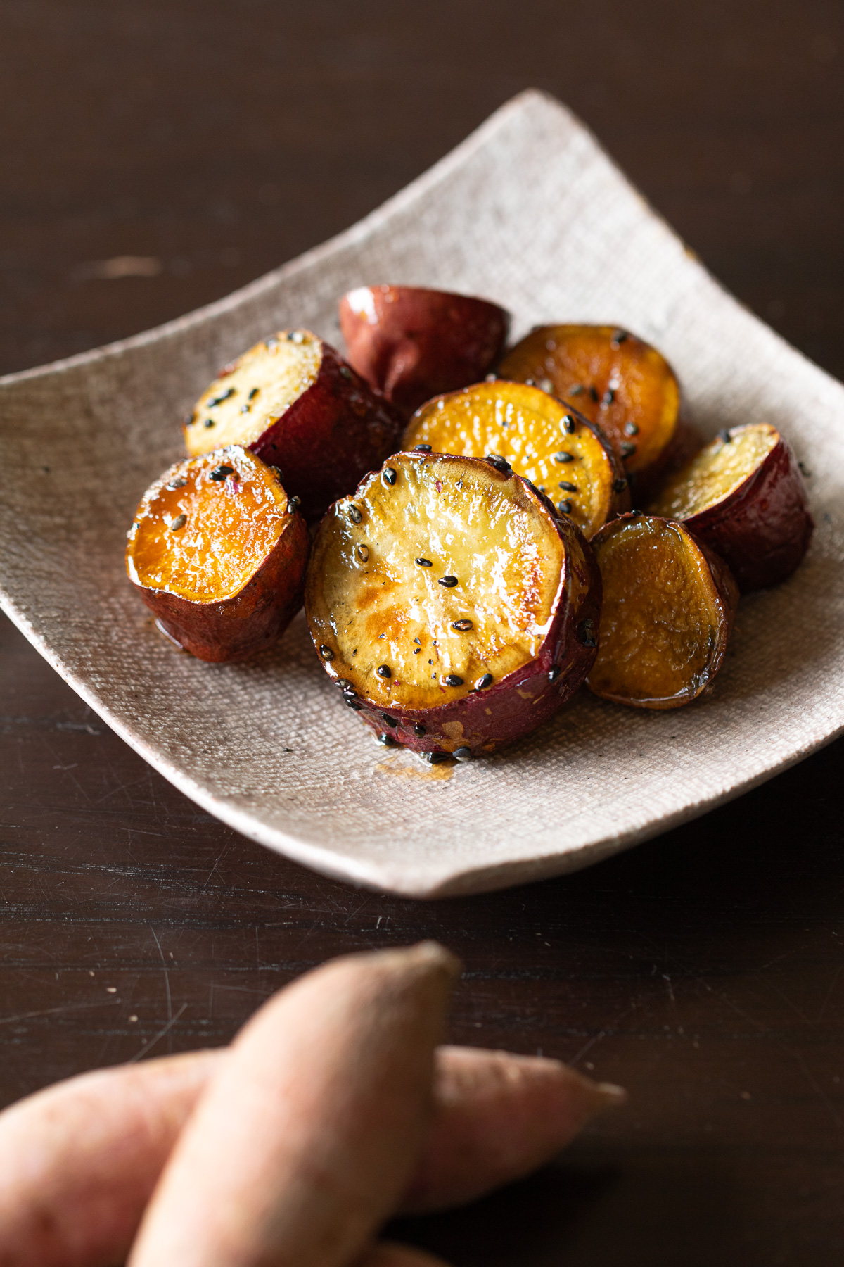 油と砂糖少なめでヘルシーな、揚げない大学芋。たっぷりのタレと黒胡麻を絡めて。