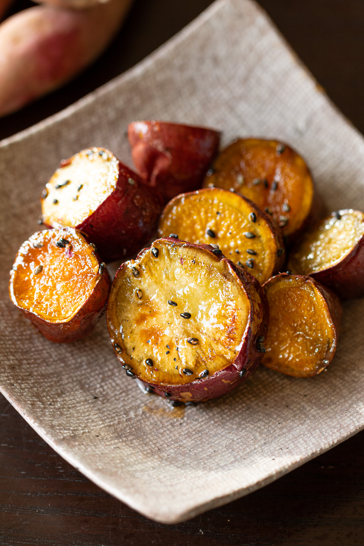 黄金色をしたホクホクの揚げない大学芋。オーブンで簡単にできるサツマイモのヴィーガンおやつ。