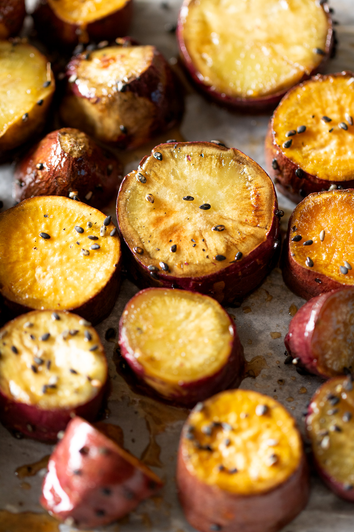 できたてホクホクのノンフライでヘルシーな大学芋。砂糖控えめのタレをたっぷり絡め、天板に並べて。