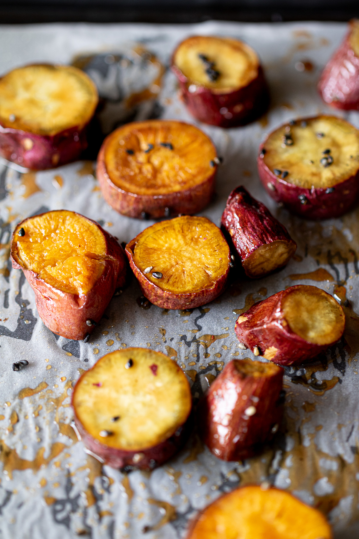 砂糖控えめのタレがよく絡み、艶やかな揚げない大学芋。天板に並べて。